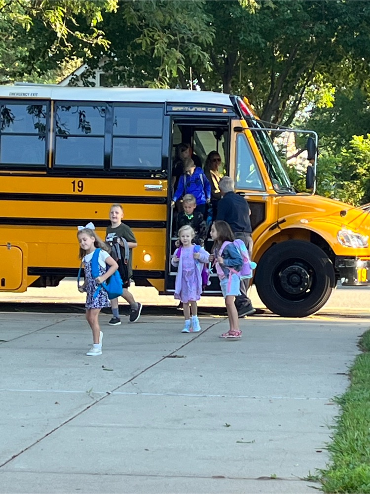 kids exiting bus